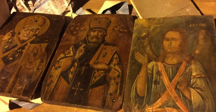 Житель Донетчины хотел вывезти в Россию антикварные иконы и книги