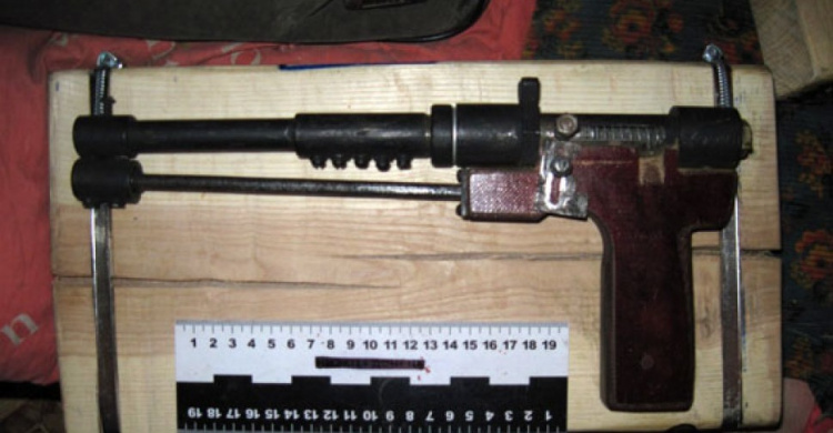 Житель Дружковки застрелил знакомого и забаррикадировался в доме с оружием в руках (ФОТО)