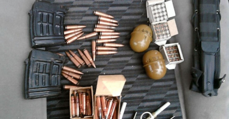 Житель Мариуполя сдал гранаты, патроны и детонаторы