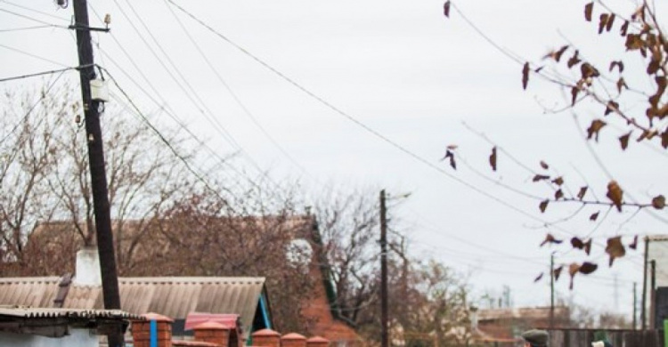 Жители мариупольских поселков пять лет ждали замены электроопор (ФОТО)