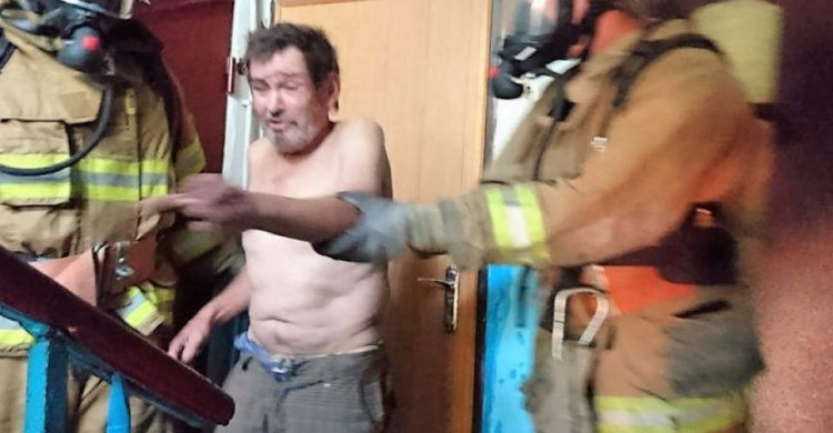 В Мариуполе во время пожара спасли мужчину (ФОТО)