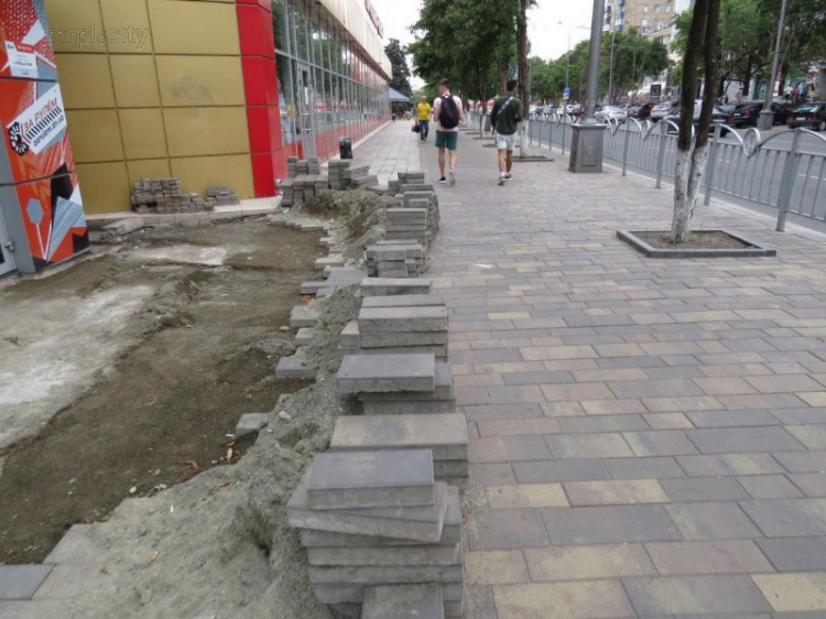 В центре Мариуполя переукладывают новый тротуар (ФОТОФАКТ)