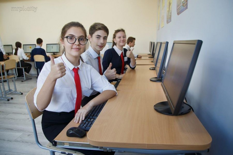 В мариупольской школе появился компьютерный класс стоимостью 700 тысяч гривен (ФОТО)