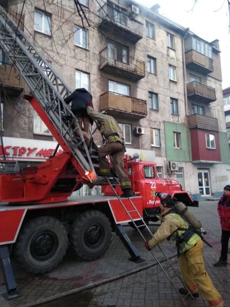 Мариуполец остался на балконе горящей квартиры: понадобилась помощь спасателей (ФОТО+ВИДЕО)