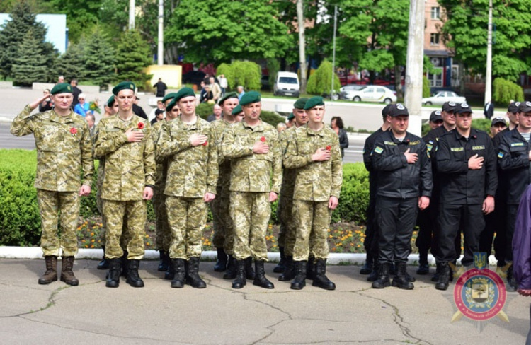 Мариупольцы вспоминали подвиг ветеранов: в городе прошел торжественный митинг (ФОТО)