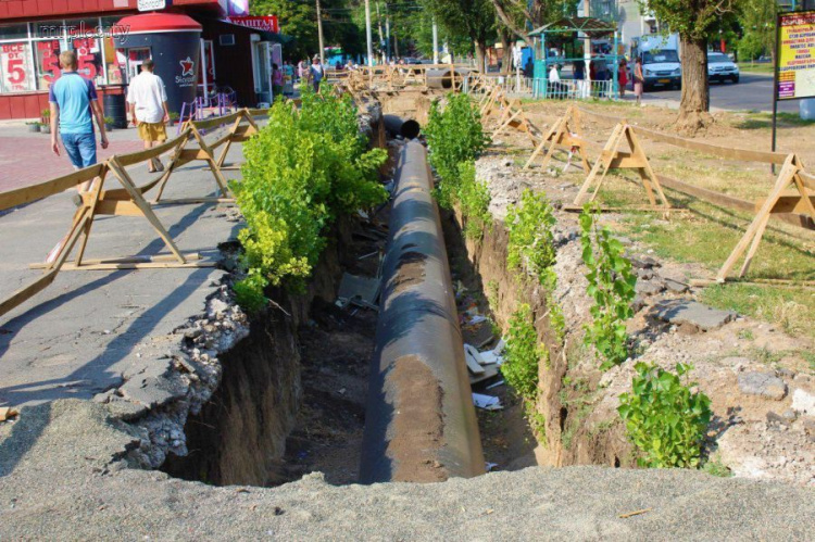 «Водоканал» Мариуполя  не знает, почему исчезли подрядчики с зазеленевшего трубопровода (ФОТО)