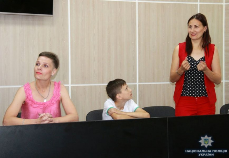 Мариупольские полицейские первыми в Украине освоили язык жестов (ФОТО+ВИДЕО)