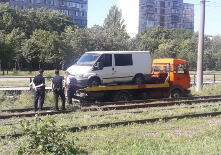 Смертельное ДТП в Мариуполе: водитель умер за рулем микроавтобуса? (ФОТО+ВИДЕО)