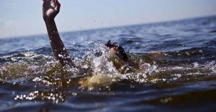 На мариупольском пляже спасатели помогли тонущей женщине «подшофе»