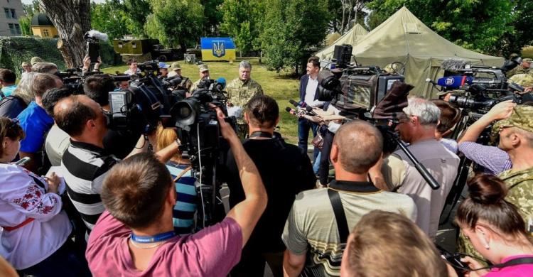 Порошенко отбыл в Америку, а в прессе обсуждают введение военного положения в Мариуполе и Донбассе (ФОТО)