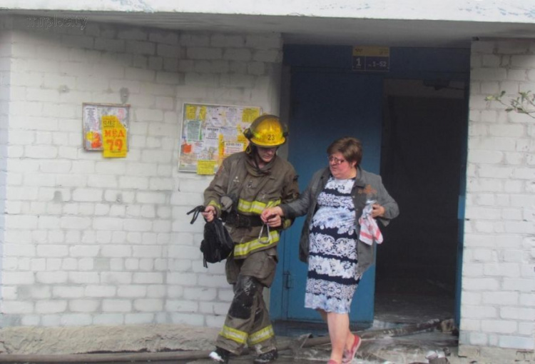 Спасатели во время пожара эвакуировали из мариупольской многоэтажки 13 человек (ФОТО)