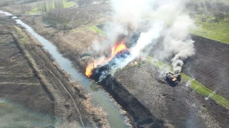 В Мариуполе пожар уничтожил поле и сторожку около реки (ФОТО)