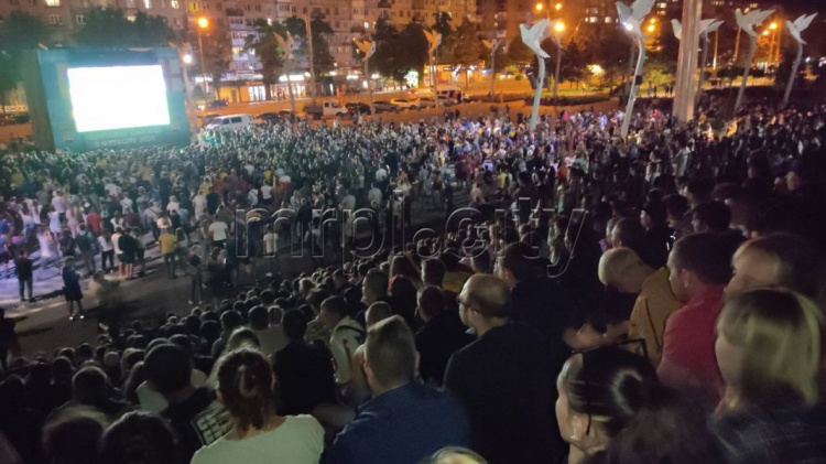 Площадь Свободы в Мариуполе заполонили болельщики сборной Украины