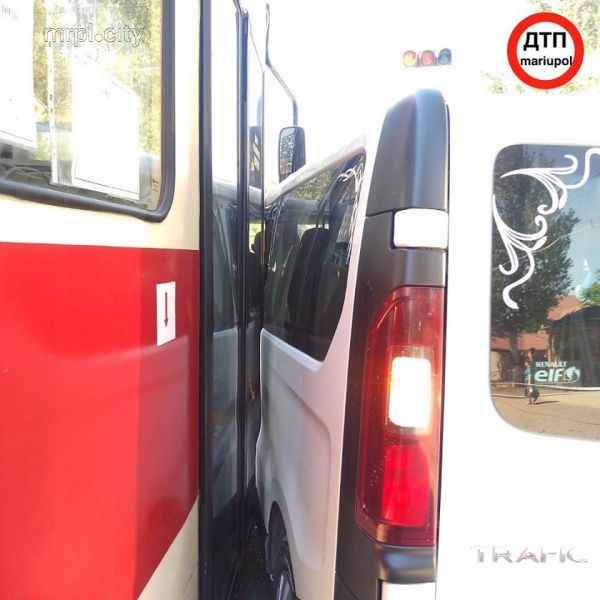 В Мариуполе трамвай и легковушка «зажали» микроавтобус