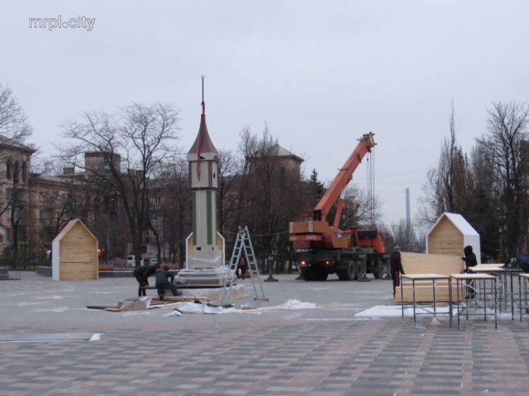 Из Театрального сквера Мариуполя исчезла сказочная башня с часами (ФОТО)