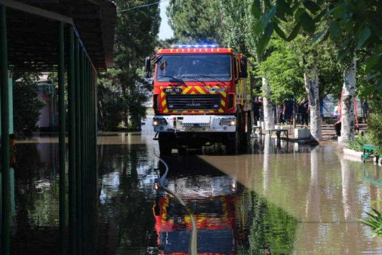 Спасатели продолжают откачивать воду из мариупольских домов