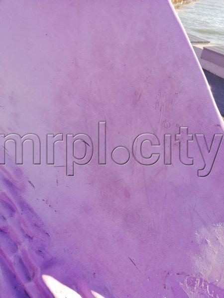 Вандалы разрушают арт-объект на мариупольском пирсе (ФОТОФАКТ)