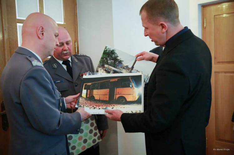 Полицейским Польши подарили мариупольский тетрапод (ФОТО)