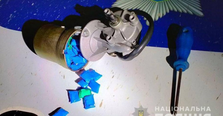 В Мариуполе нашли наркотики в корпусе мотора стеклоочистителя автомобиля