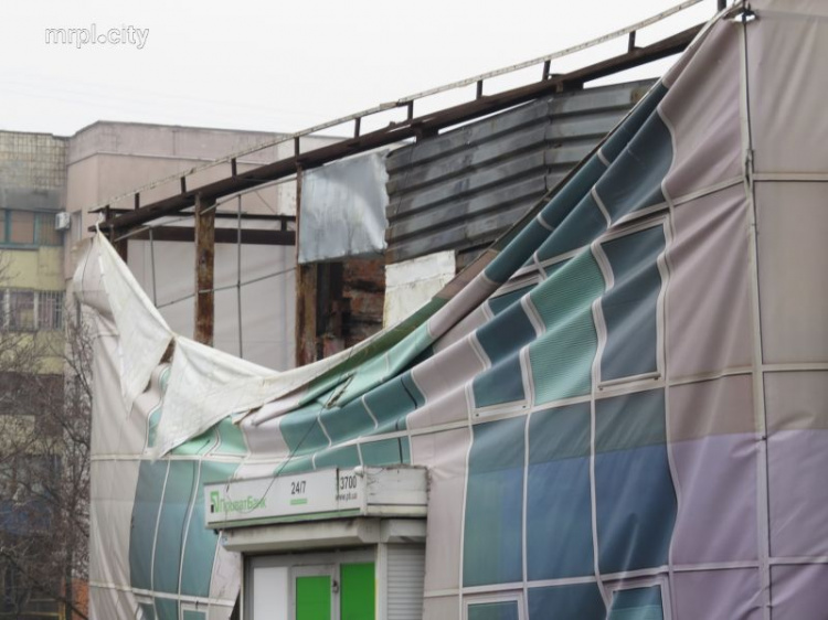 В центре Мариуполя восстановят уничтоженный стихией фасад сгоревшего офиса «ПриватБанка» (ФОТО)