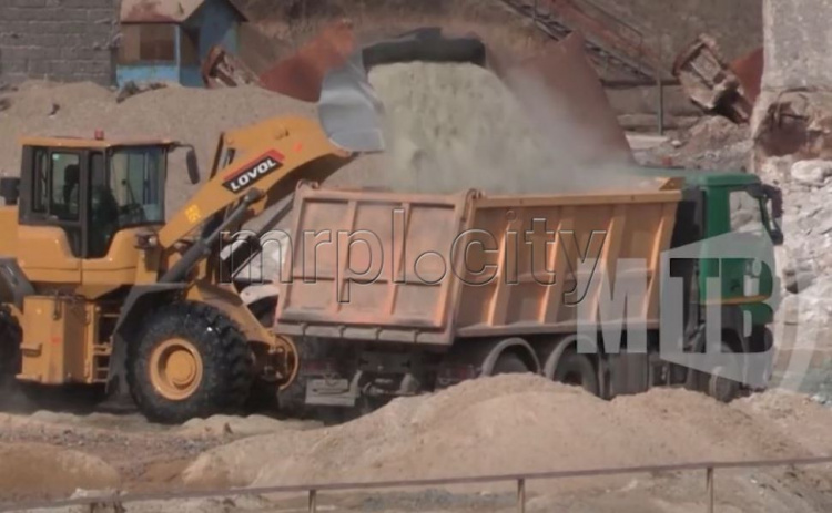 Дороги Мариупольского района ремонтируют с использованием металлургического шлака