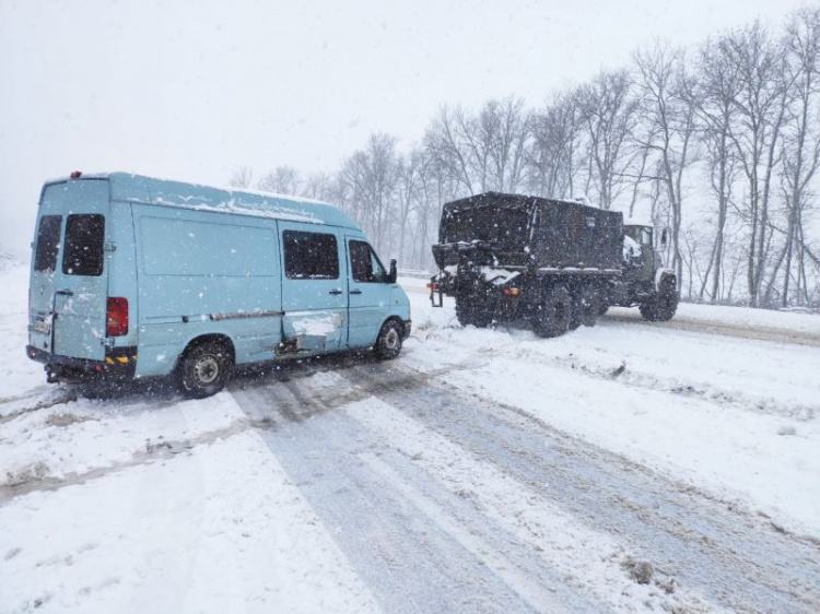 Из-за непогоды десятки грузовиков и автобусов застряли в кюветах на дорогах Донецкой области (ФОТО)