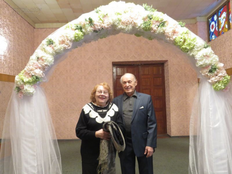 «Кохання поза часом» в Мариуполе - блины, призы и женитьба до полуночи (ФОТО)