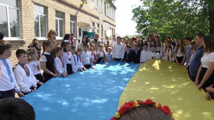 В прифронтовом поселке у Мариуполя растянули большой флаг Украины (ФОТО)