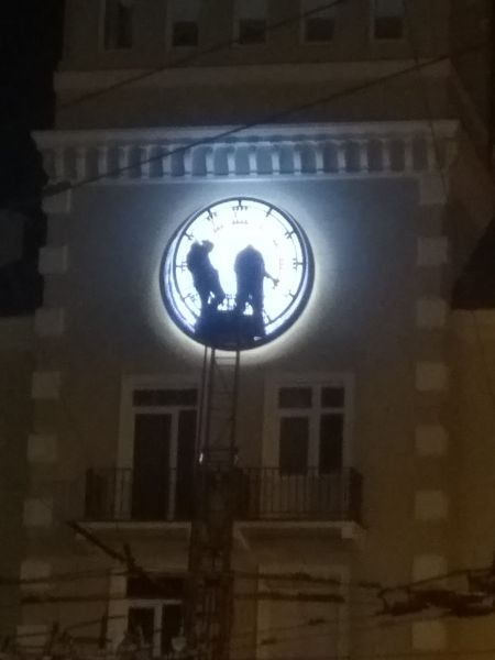 На отремонтированном доме в центре Мариуполя заменили часы (ФОТОФАКТ)