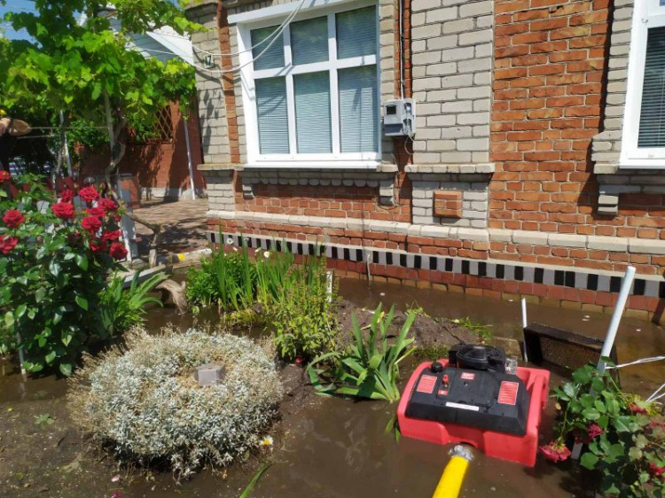 Спасатели Донетчины откачивают воду из дворов после потопа