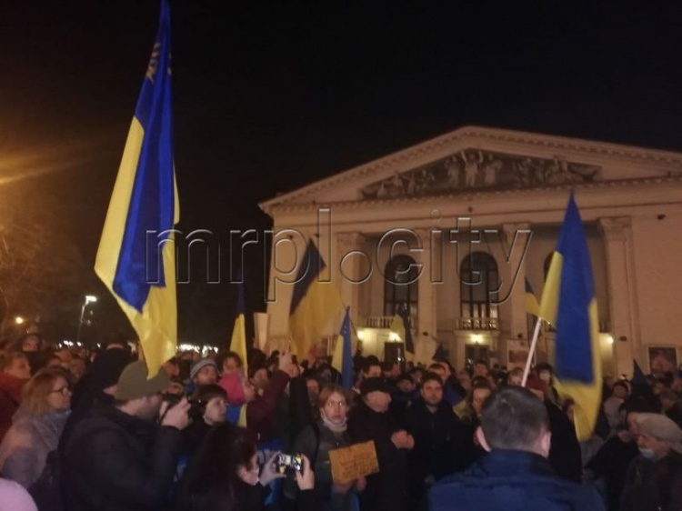 Сотни мариупольцев вышли на акцию в поддержку Украины и против РФ 