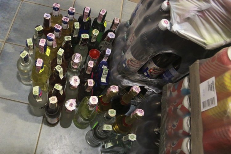 В Мариуполе изъято более 2000 бутылок паленой водки и более 1000 литров браги (ФОТО)
