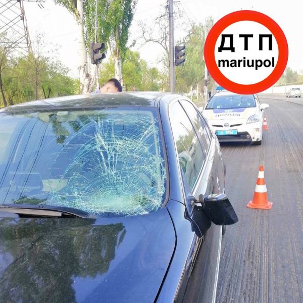 Водитель «BMW» сбил пешехода, а таксист – врезался в легковушку: череда ДТП в Мариуполе