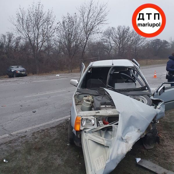 На въезде в Мариуполь столкнулись четыре автомобиля, еще один врезался в автобус в черте города (ДОПОЛНЕНО)