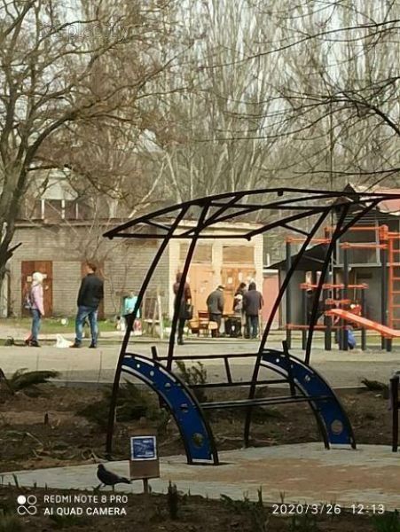 Срывают запрещенные ленты и игнорируют таблички: в Мариуполе дети играют на закрытых на карантин площадках (ФОТО+ВИДЕО)