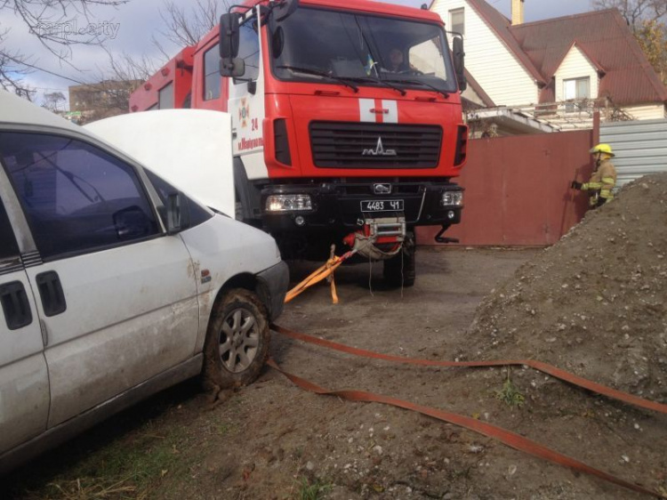 Минибус, соскользнувший с дороги, угрожал разрушением дому в Мариуполе (ФОТО)