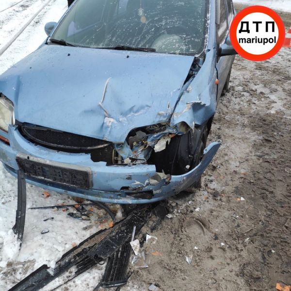 Авария на скользкой дороге: в Мариуполе ВАЗ вылетел на «встречку»