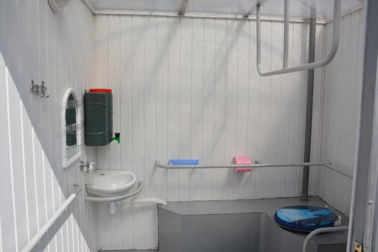 В центре Мариуполя установили биотуалет для людей с инвалидностью