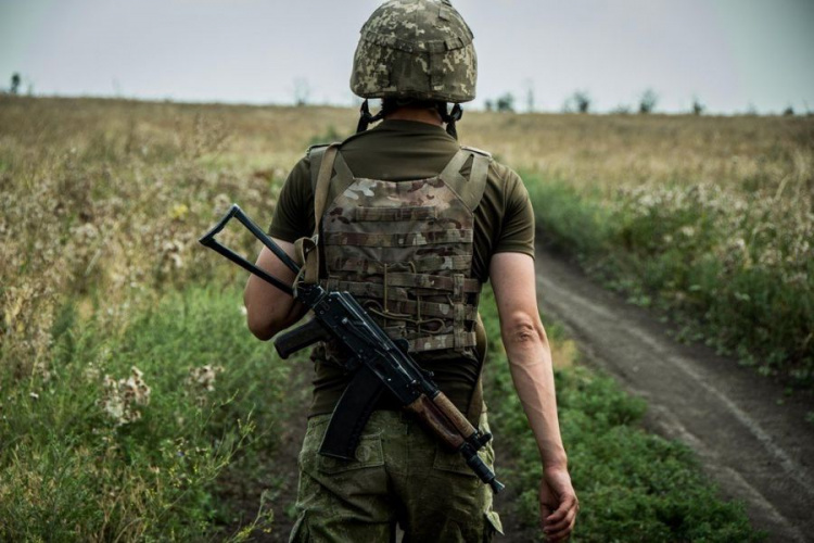 На Донбассе не прекращаются обстрелы: есть раненые