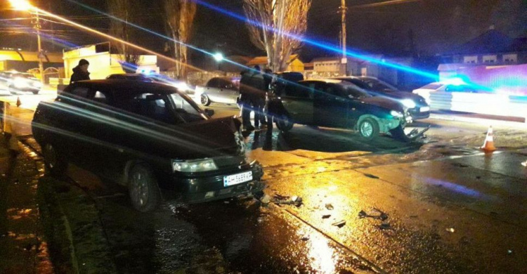 Авария на «встречке»: в центре Мариуполя столкнулись легковушки (ФОТО)