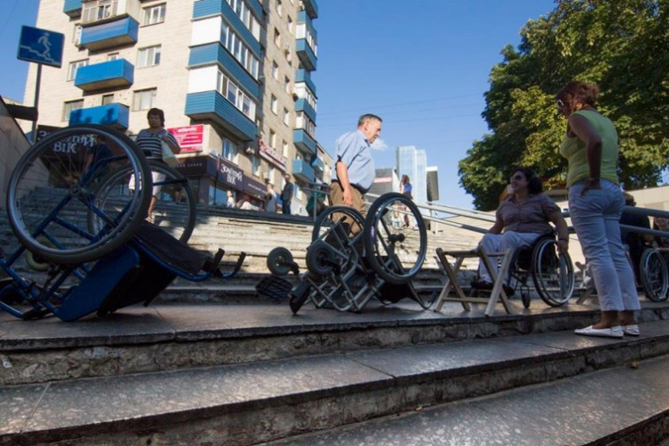Подземный переход Мариуполя был блокирован инвалидными колясками (ФОТО)