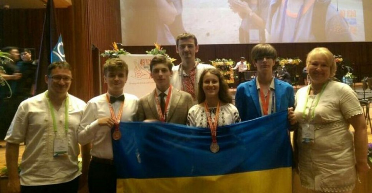 Гройсман поздравил мариупольского школьника в числе победителей международных олимпиад (ФОТО)