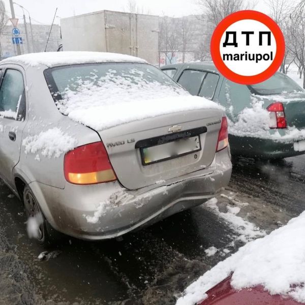 Всплеск аварий в Мариуполе: на заснеженных дорогах столкнулись автомобили