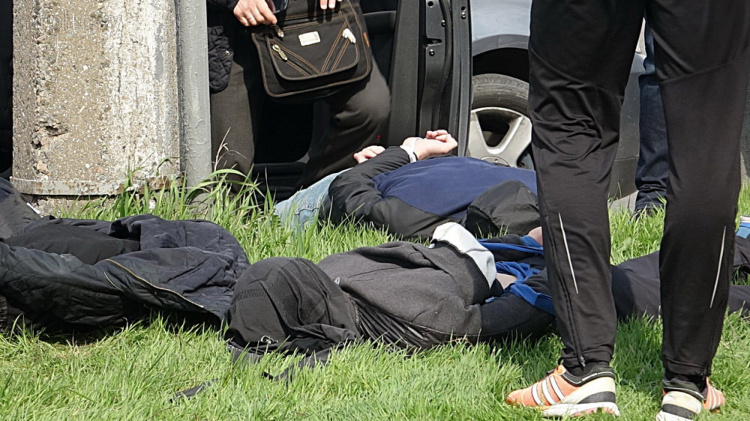 В Мариуполе полицейские провели спецоперацию по задержанию пятерых вымогателей (ФОТО)