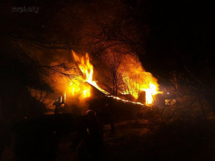 Пламя охватило кровлю: в Мариуполе горел жилой дом (ФОТО)