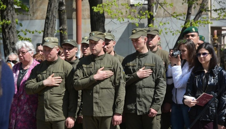 Мариупольцы с молитвой почтили память ликвидаторов на аварии на Чернобыльской АЭС (ФОТО)