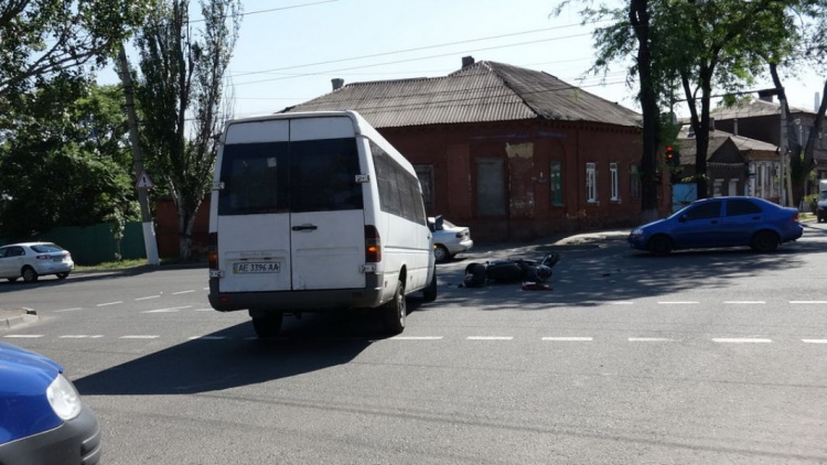В Мариуполе водитель мотороллера протаранил головой лобовое стекло микроавтобуса (ФОТО)