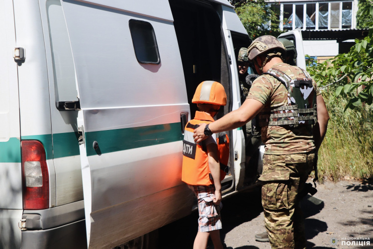 Майже 90 дітей досі перебувають під обстрілами на Донеччині – Павло Кириленко
