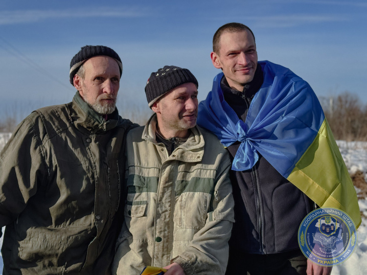 Захищали Маріуполь, Зміїний та інші  напрямки: в Україну з полону повернулися ще 207 оборонців