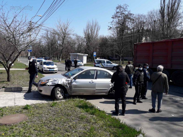 Возле больницы в Мариуполе столкнулись три автомобиля. Есть пострадавшие (ФОТО+ДОПОЛНЕНО)